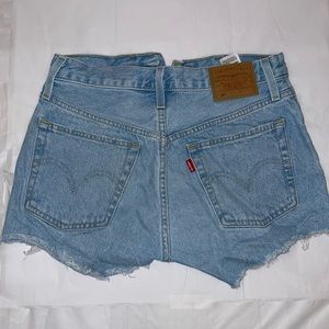 LEVIS HIGH RISE RIPPED SHORTS SIZE W26